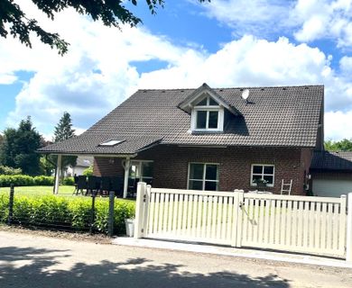 Exklusives Einfamilienhaus auf großzügigem Grundstück mit Fernblick, Sauna & Pool!