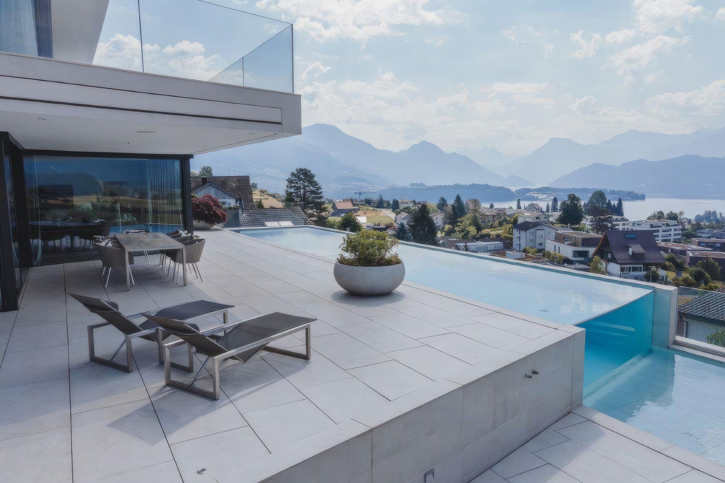 Terrasse mit Pool und Blick auf See und Berge