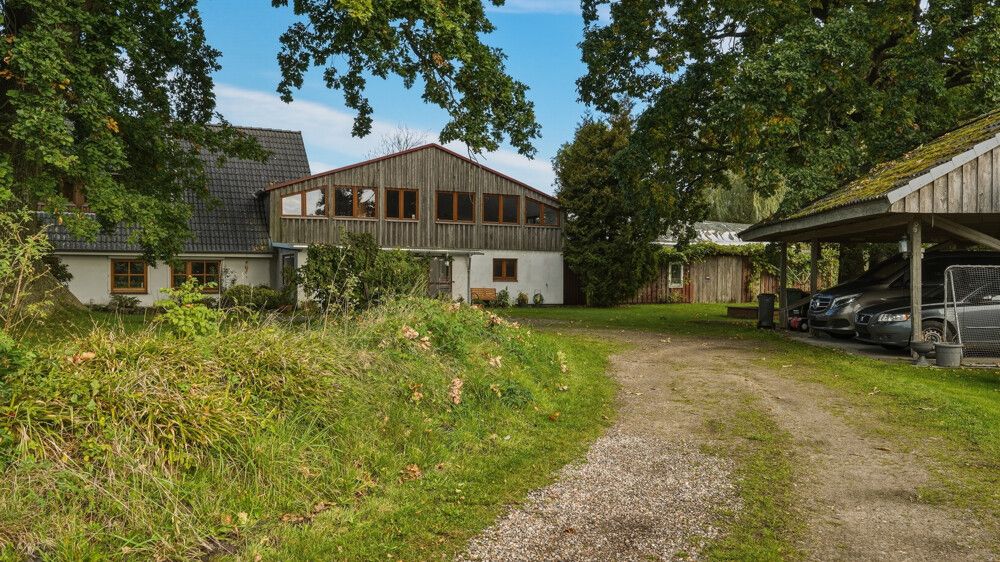 Blick von der Hausauffahrt zum Haus
