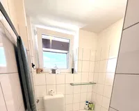Bad mit Wanne + Fenster