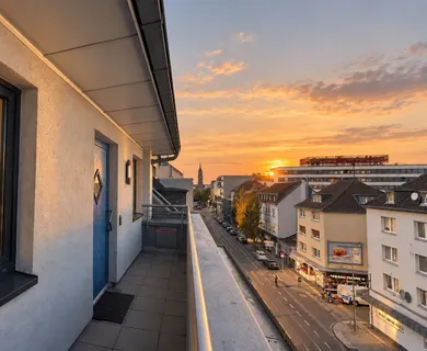 HELLE 2-ZIMMER-WOHNUNG MIT BALKON, AUFZUG UND STELLPLATZ IN ZENTRALER LAGE ZU MIETEN!
