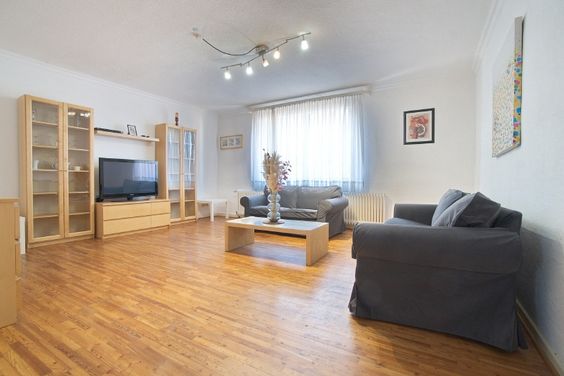 Rüttenscheid: Fully furnished three-bedroom apartment with regular cleaning service, enjoying a popular location on Rüttenscheider Straße