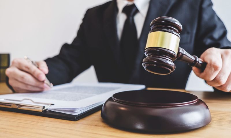 Richter mit Richterhammer