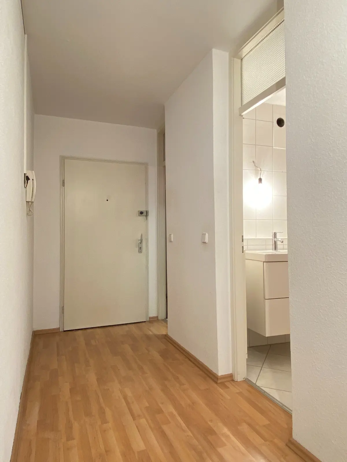 Flur Richtung Wohnungseingang, Bad und WC