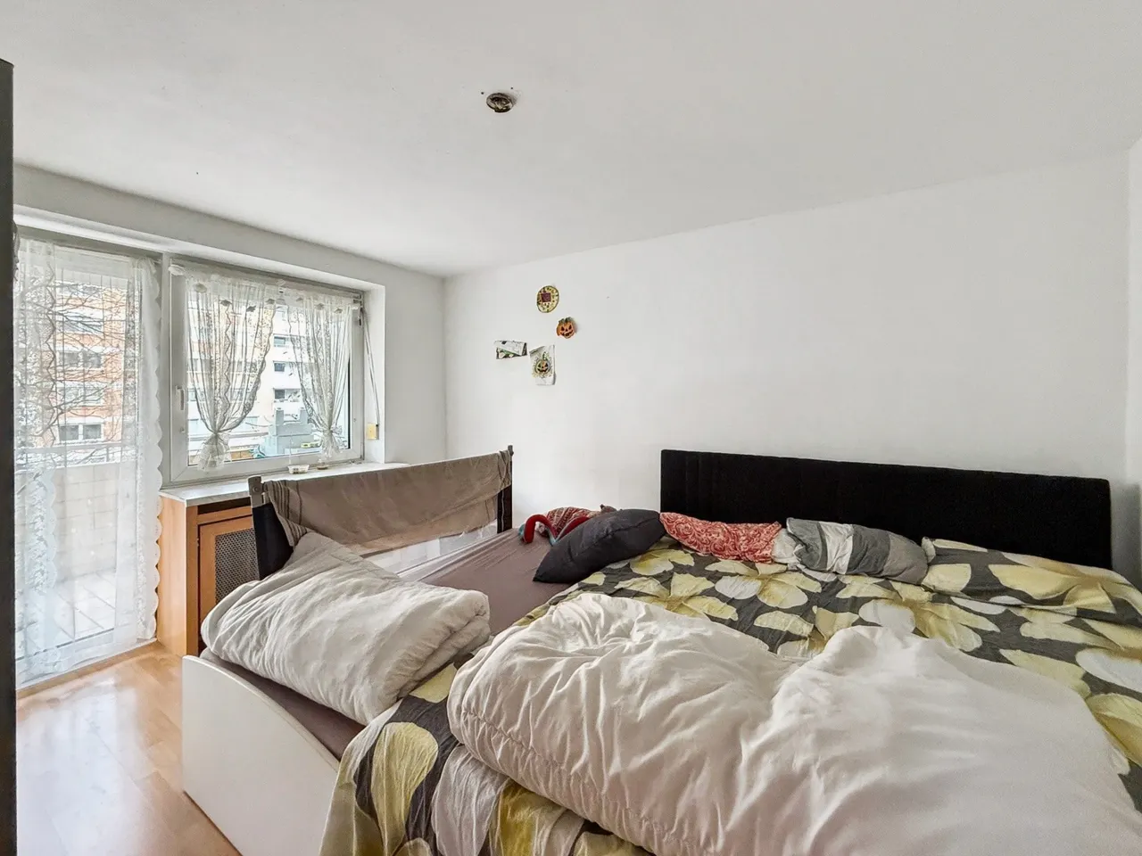 Schlafzimmer mit Zugang zum Balkon