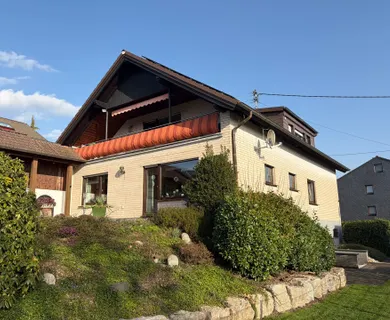 Charmantes Zweifamilienhaus mit Garage in ruhiger Wohngegend von Hamm/Sieg!