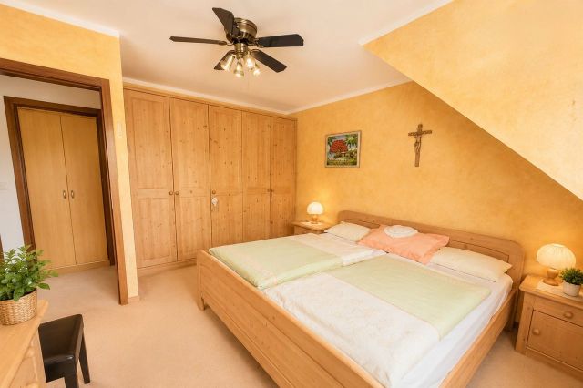 geräumiges Schlafzimmer