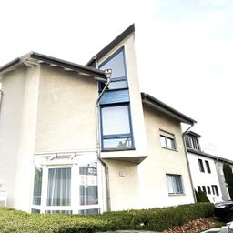 Schicke Wohnung in zentraler Lage, mit 2 Stellplätzen in 3-Familienhaus!