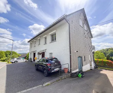 Gepflegtes Zweifamilienhaus mit vermieteter Wohneinheit und Entwicklungsmöglichkeit nahe Waldbröl!