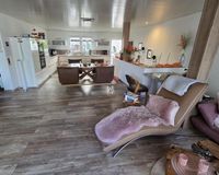geräumiges Wohnzimmer