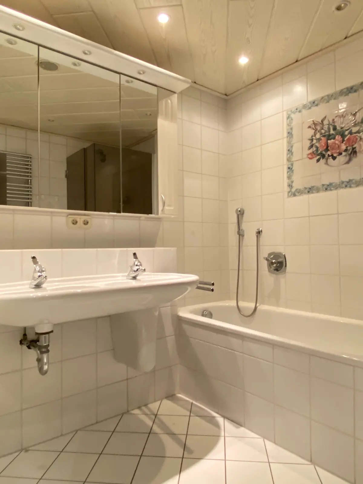 Bad mit Badewanne und Dusche