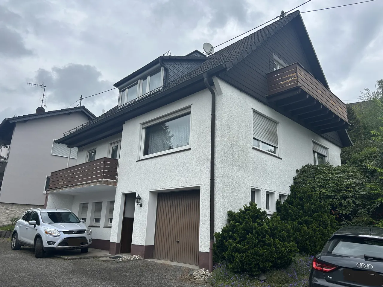 vom Garten auf das Haus geblickt