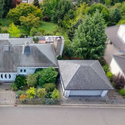 Repräsentative Villa in bevorzugter Wohnlage 
mit Blick ins Rheintal !!