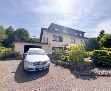 Gepflegtes Zweifamilienhaus mit viel Platz – in ruhiger Ortsrandlage von Reichshof!