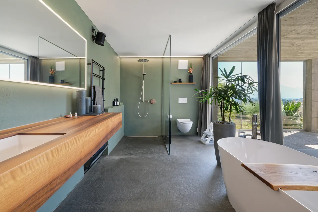 Hauptbad mit Wanne und Dusche
