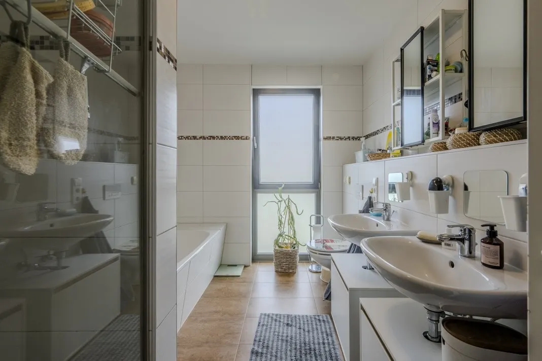 Badezimmer mit Fenster, WC im 1. Obergeschoss