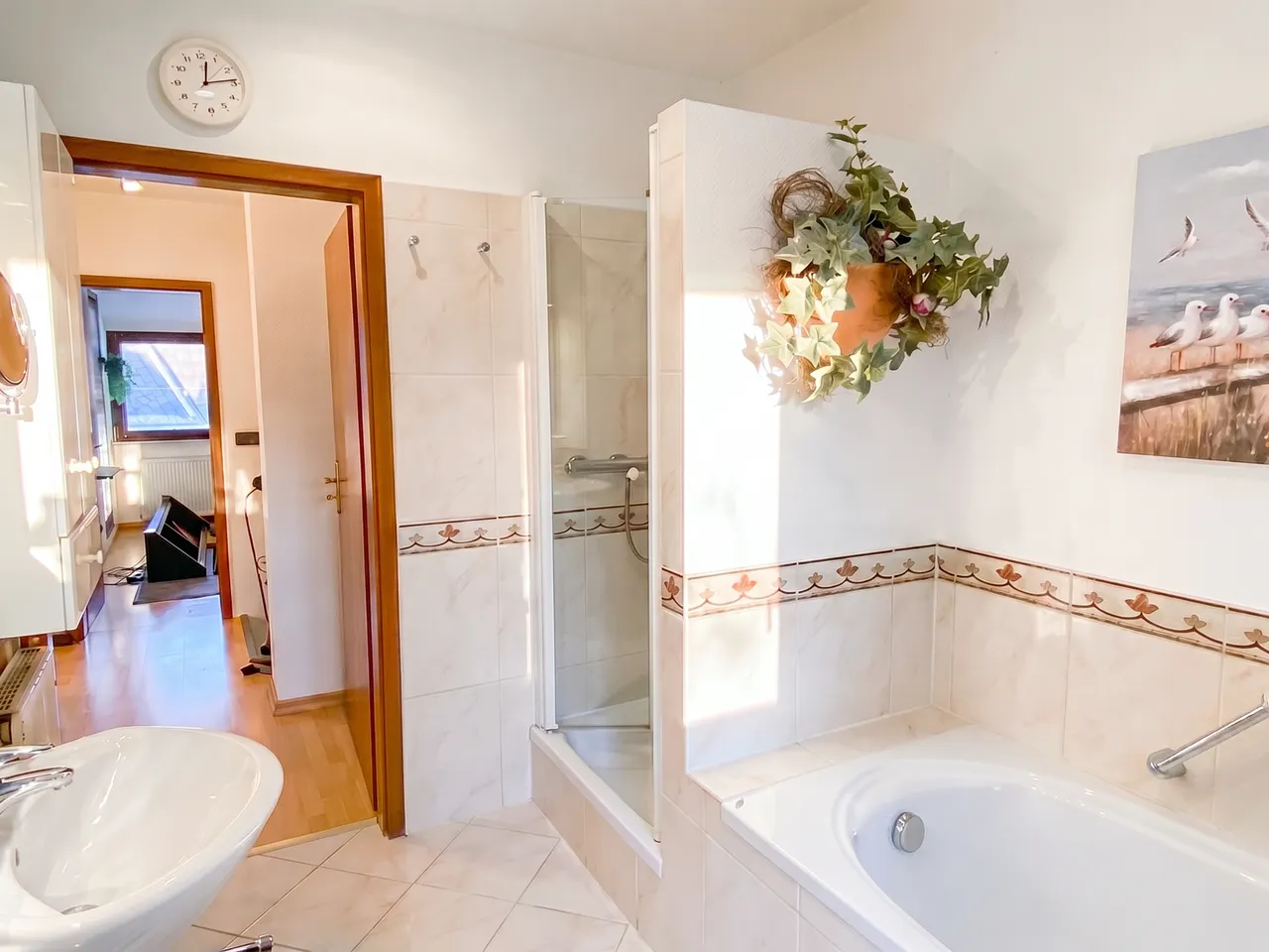 Bad mit Wanne und Dusche
