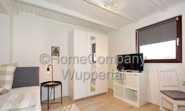 Kleiderschrank und TV