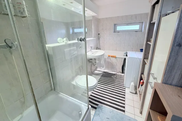 Bad mit Dusche und Wanne