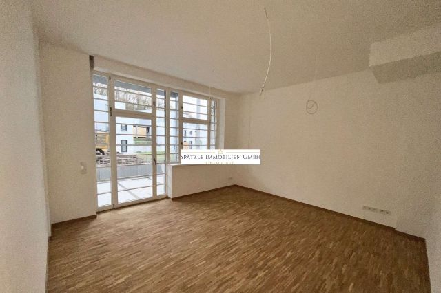Wohnzimmer mit Zugang zum Balkon