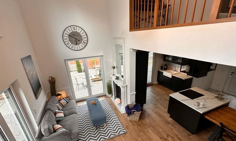 wohn-Esszimmer mit offene K&uuml;che