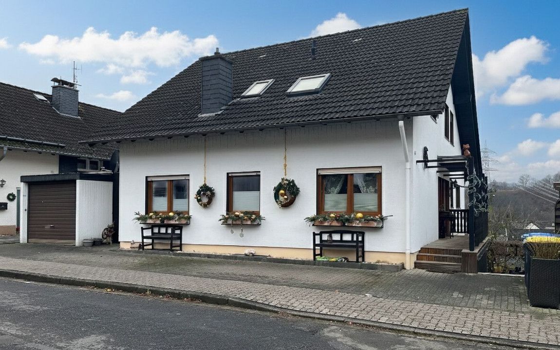 Großzügiges Einfamilienhaus mit Einliegerwohnung in bevorzugter Lage von Siegen-Eiserfeld!