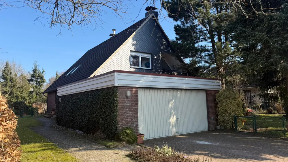 Straßenansicht mit Doppelgarage