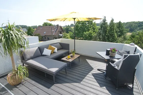 Verwöhnen Sie sich: Split-Level-Wohnung mit viel Komfort und großer Balkonterrasse in Top-Wohnlage im Grünen