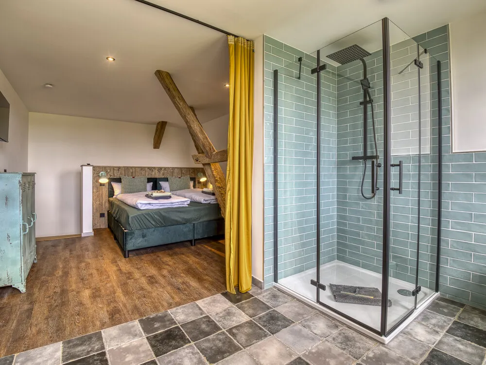 .Blick vom Badezimmer in das Schlafzimmer