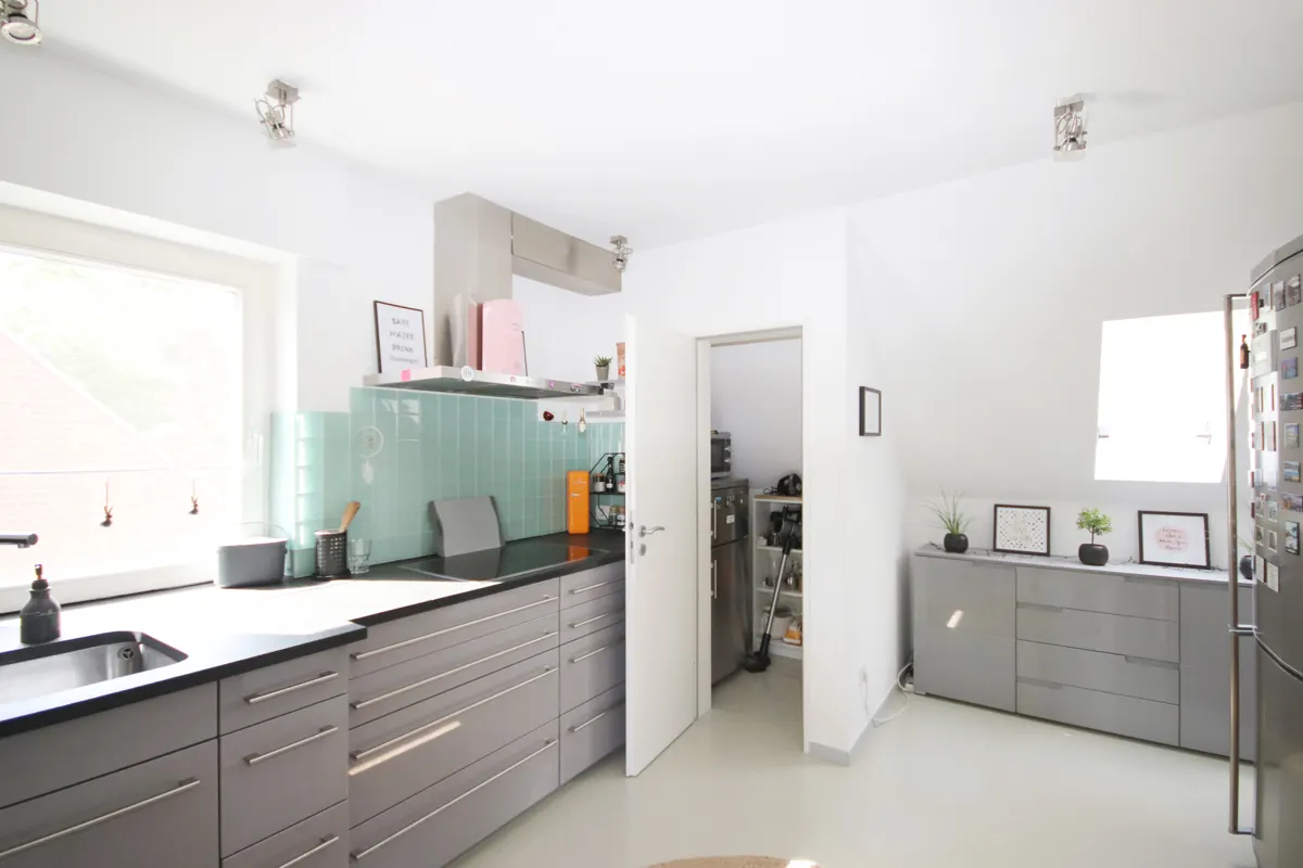 Die großzügige Küche mit Abstellraum...