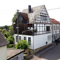 **RESERVIERT** 
Wahres Liebhaberobjekt: Ehemalige Dorfschule mit viel Platz und Mieteinnahmen!