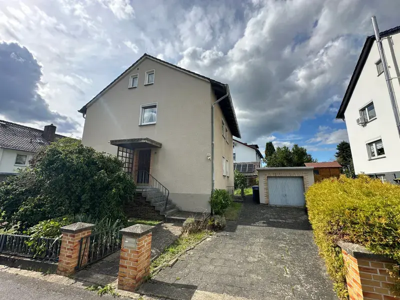 Hauseingang mit Garage