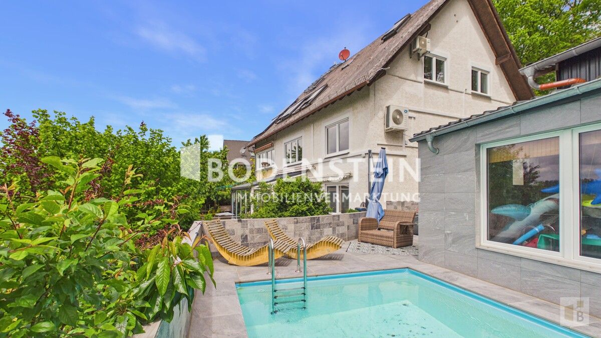 Pool mit Poolhaus