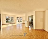 Wohn-Esszimmer mit angrenzender Küche