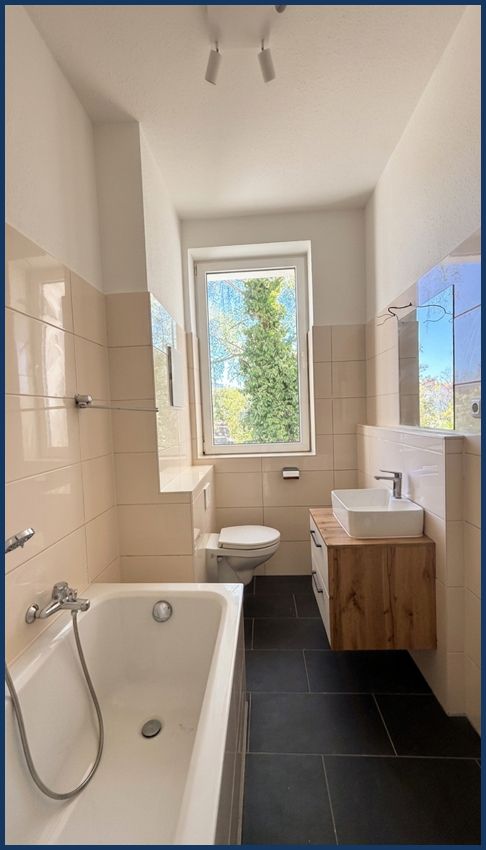 Moderne Traumwohnung mit Einbauküche, Badewanne & großen Fensterflächen – Sofort verfügbar - Photo 3
