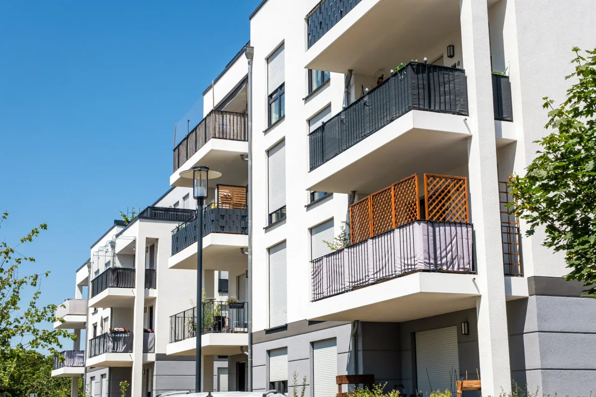 Saniertes weißes Mehrfamilienhaus in Berlin
