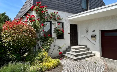 Einfamilienhaus mit Doppelgarage und großem Garten