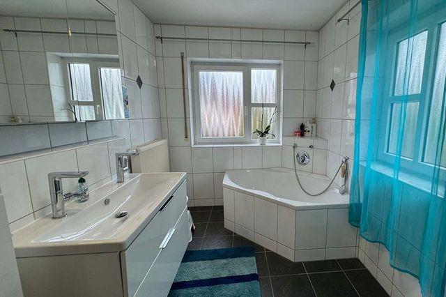 Tageslichtbad mit Wanne und Dusche OG 