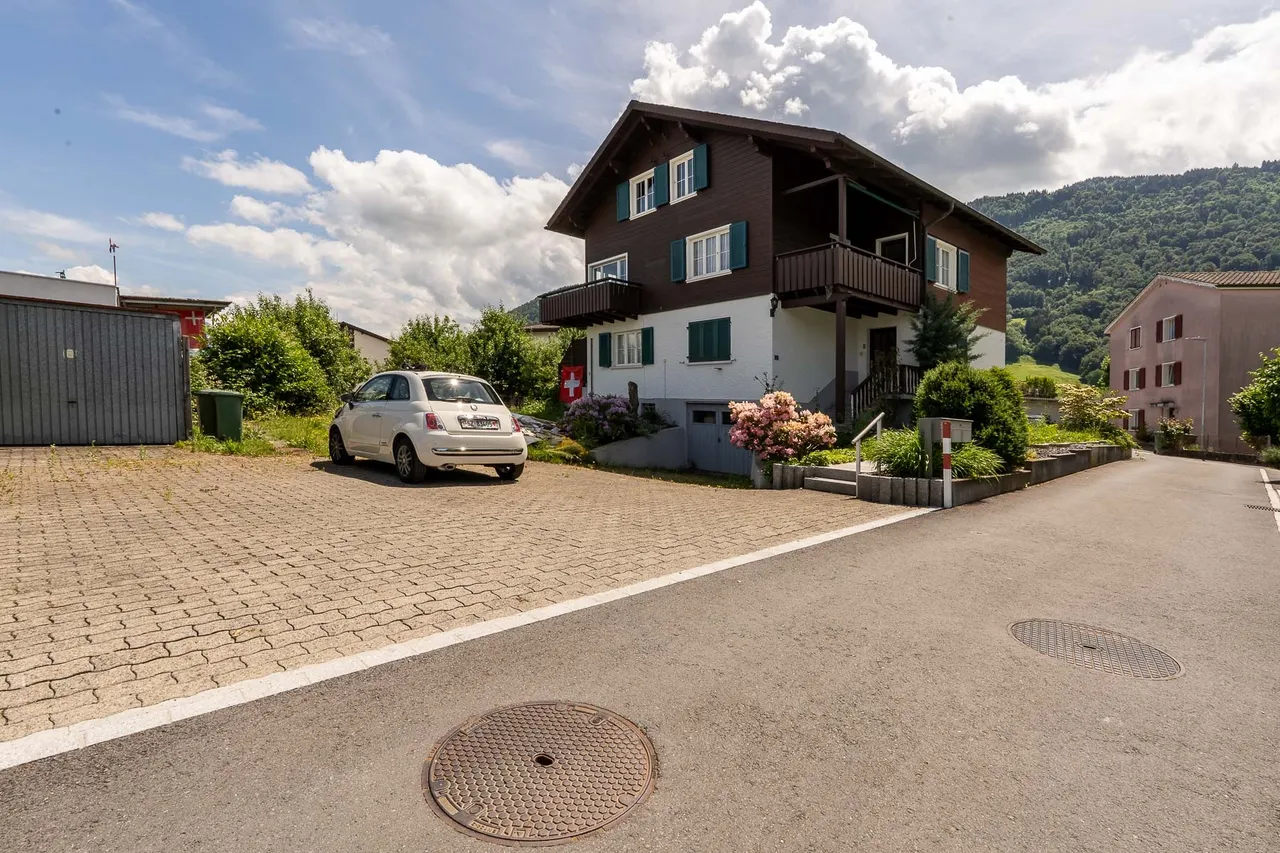 2.5‑Zi-Dachwohnung in 3‑Parteien‑Haus in Schübelbach.