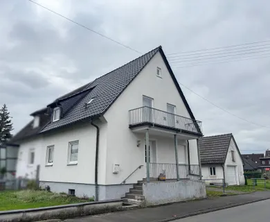 Renovierungsbedürftige Doppelhaushälfte mit Garage auf einem Erbpachtgrundstück in Hamm/Sieg!