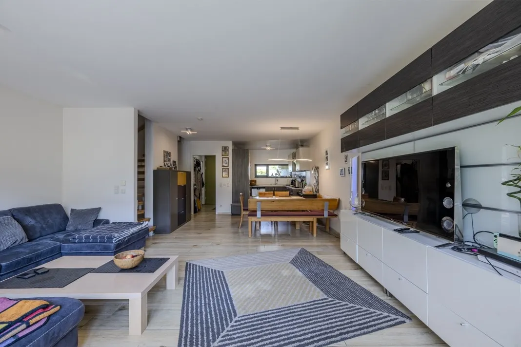 Wohnzimmer mit offener Küche und Essbereich
