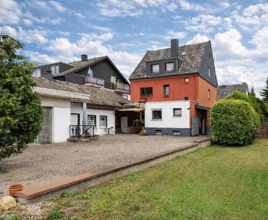 Großes Anwesen mit ca. 460 m² Wohn-/Nutzfläche und knapp 1.000 m² Grundstück