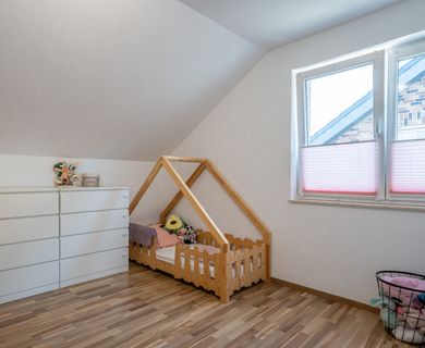 Lichtdurchflutete Dachgeschosswohnung auf 80 m² mit Wohlfühlbalkon, eigenem Eingang und Garage - Foto 2