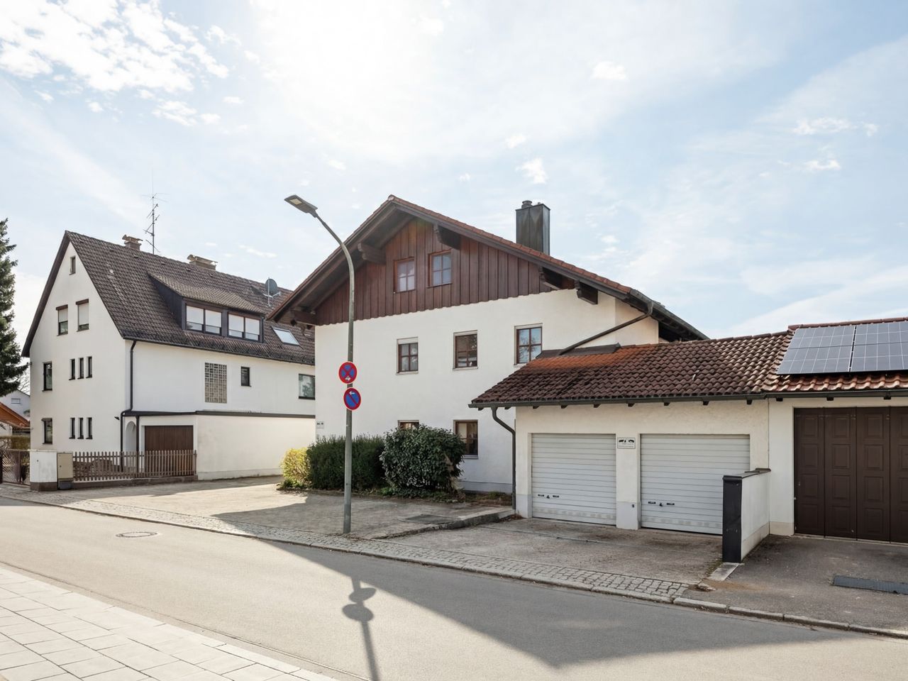 Hausansicht mit Außenstellplatz vor dem Haus