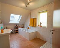 Tageslichtbad mit Wanne
