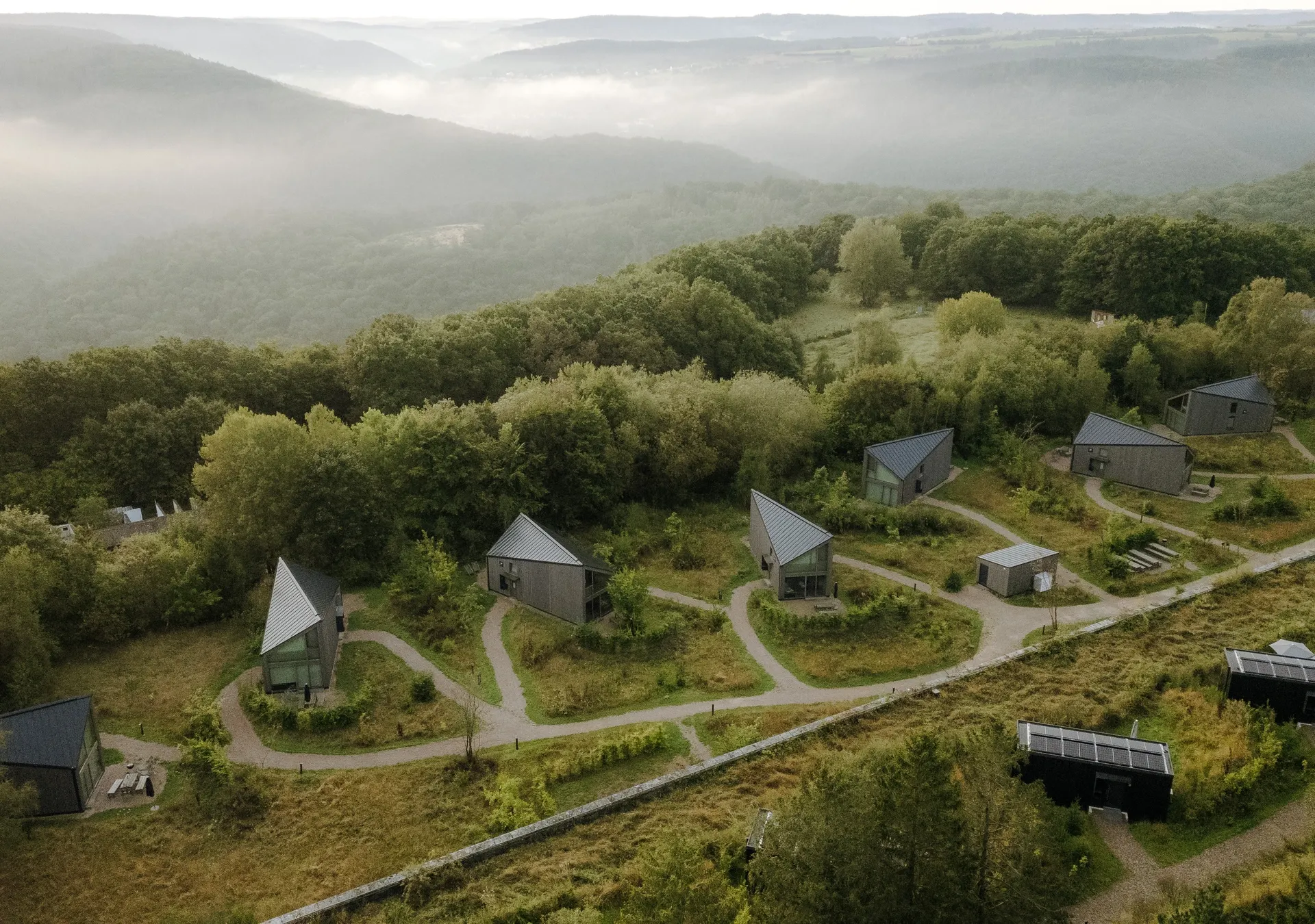 Cabins von oben im Nebel