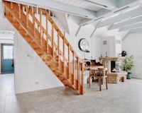 Holztreppe ins Dachgeschoss