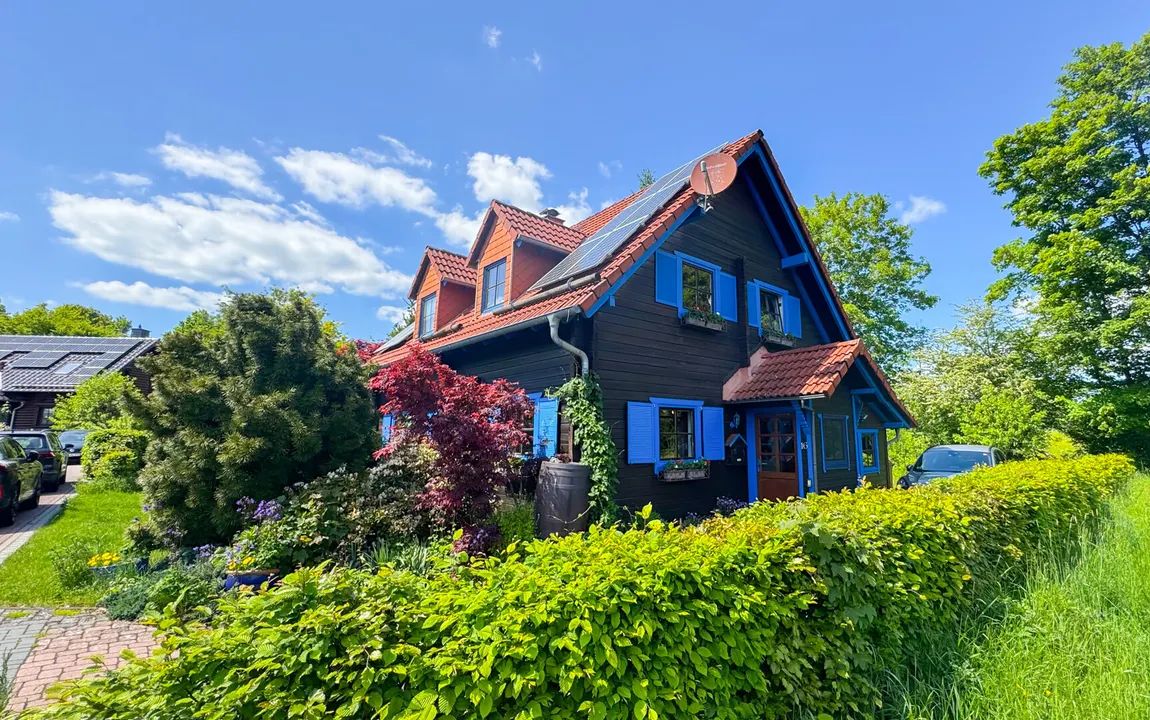 Ländliche Ruhe, stadtnah genießen. Schickes Blockhaus mit Garten in Feldrandlage!