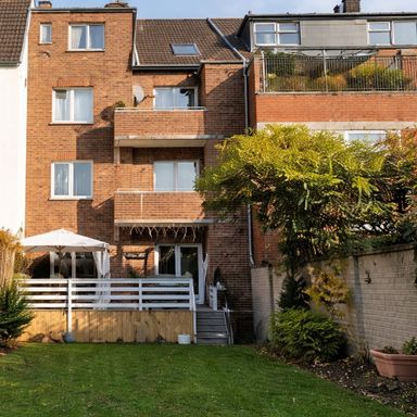 NEUSS-FURTH: VOLLVERMIETETES 4 FAMILIENHAUS IN ZENTRALER LAGE