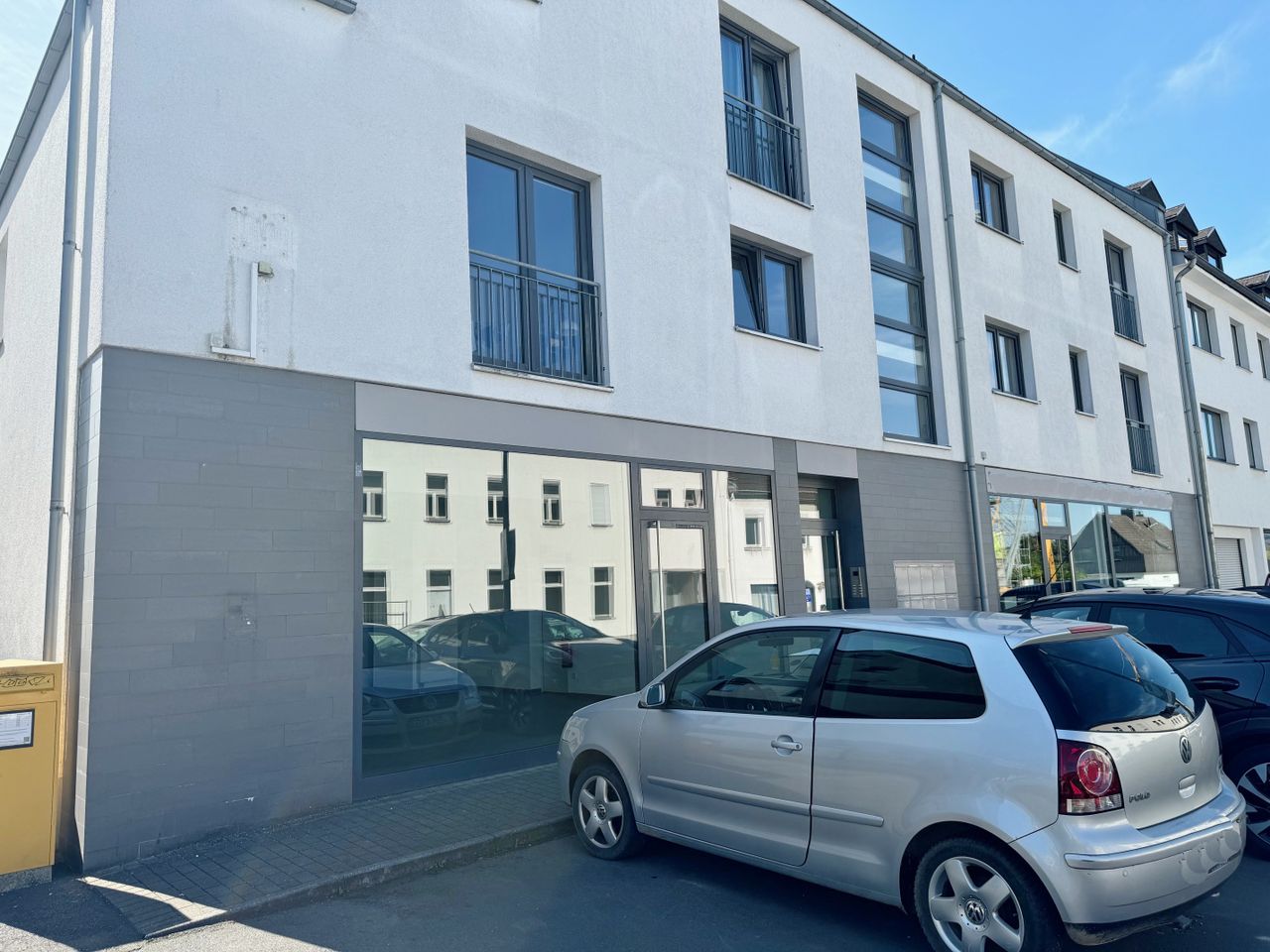 Fensterfront & Parkplätze